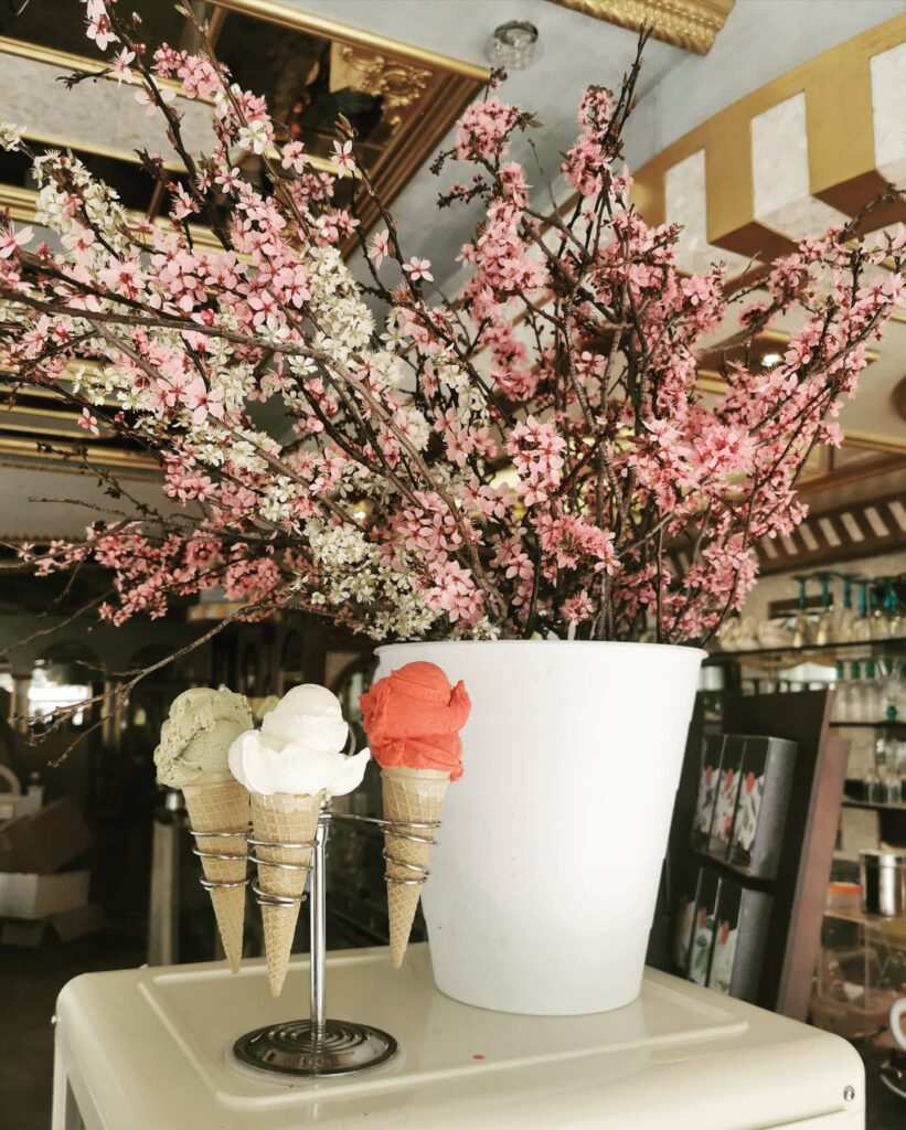 Bunte Eistüten mit Frühlingsblüten