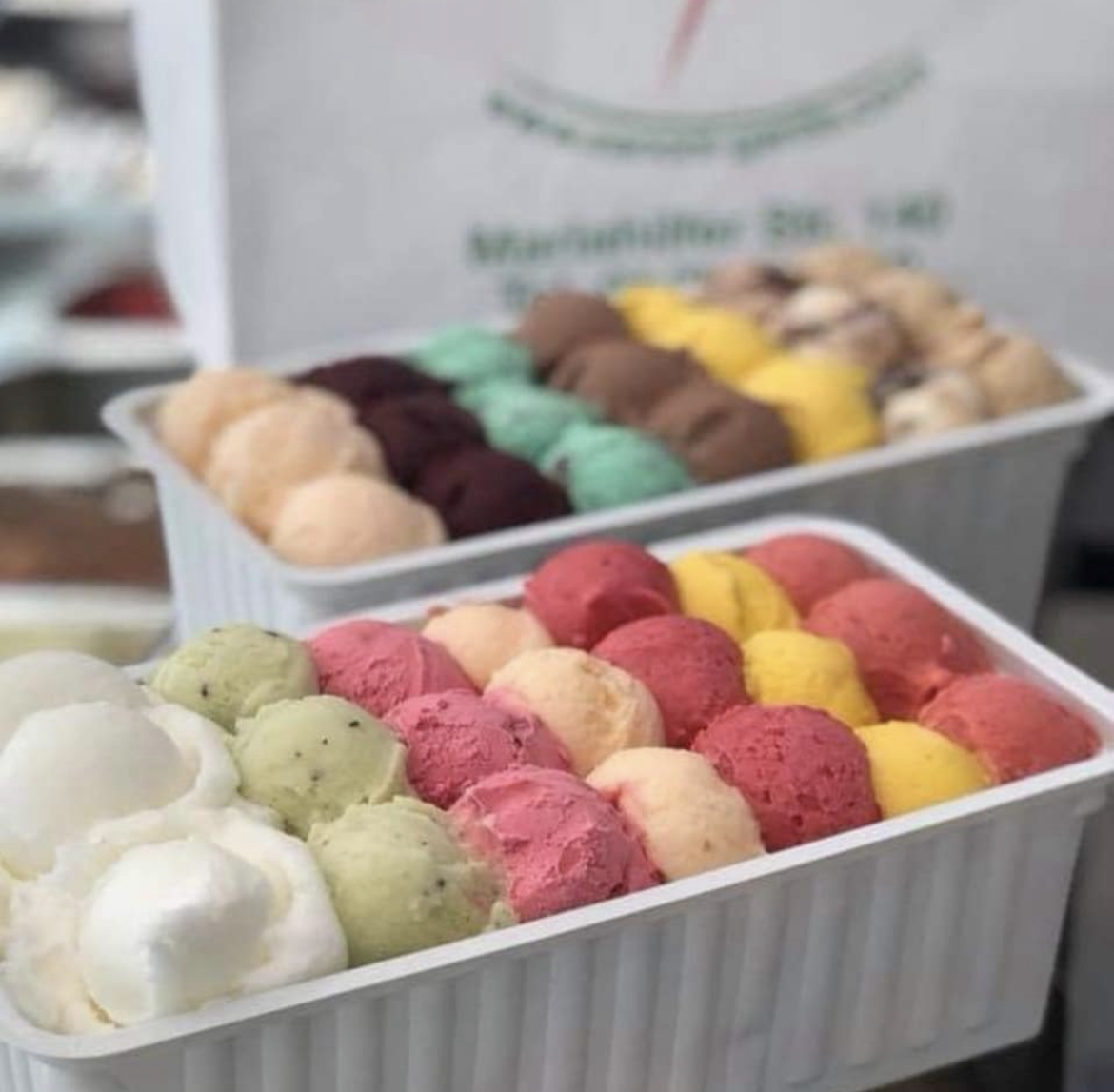 Eisboxen mit vielen verschiedenen Sorten