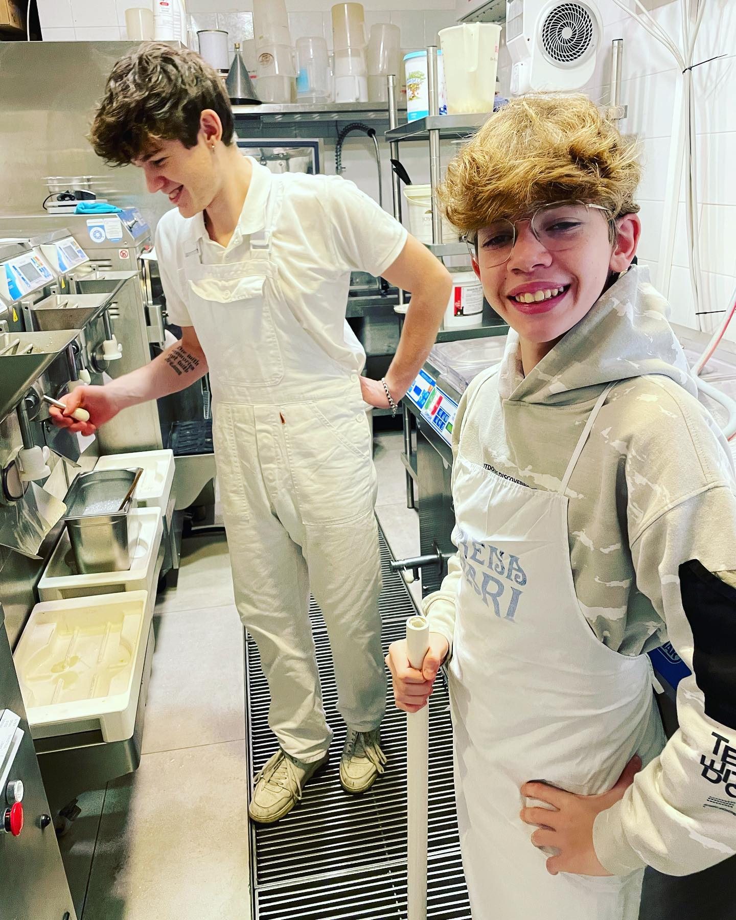 Kinder lernen die Herstellung von Eis kennen